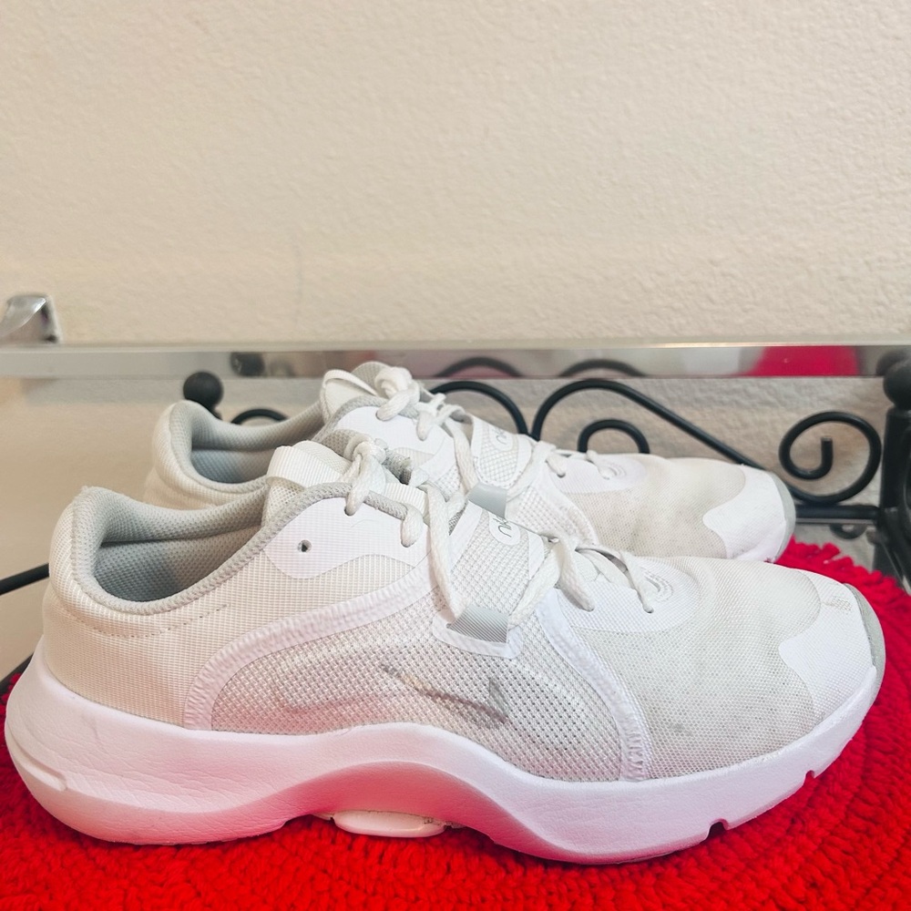 Nike Classic White Athletic Shoes size us 10 very good used condition